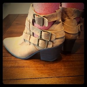 Coyote brown pointed toe ankle boots chunky 10